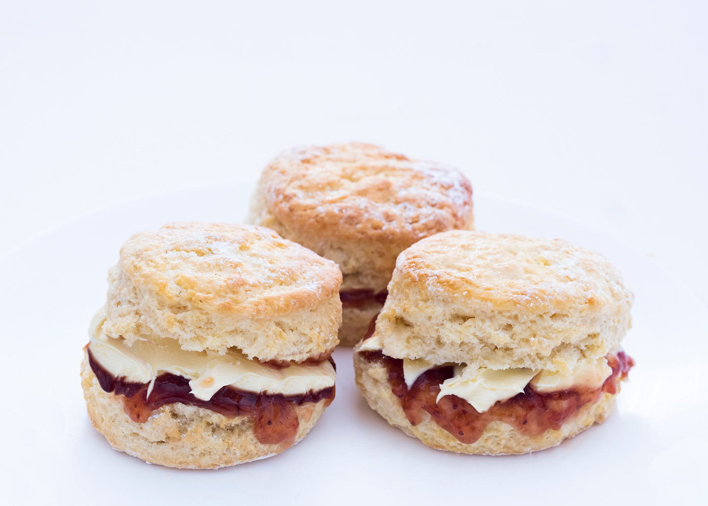 Light fluffy scones with Australia’s best cream, jam and fresh berries. We include Beerenberg strawberry jam & Meander Valley double cream. Just one of our dessert grazing boxes