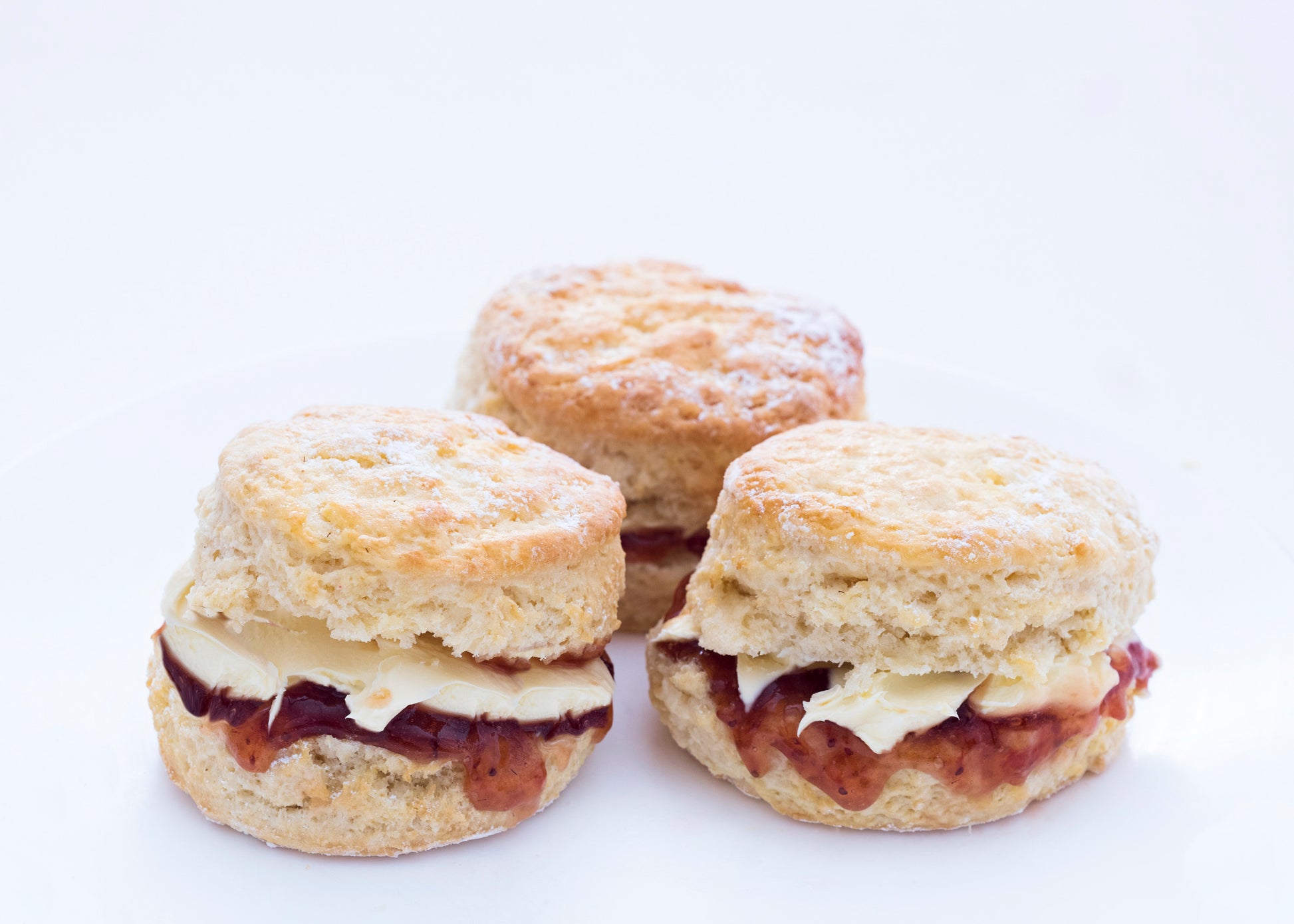 Light fluffy scones with Australia’s best cream, jam and fresh berries. We include Beerenberg strawberry jam & Meander Valley double cream. Just one of our dessert grazing boxes